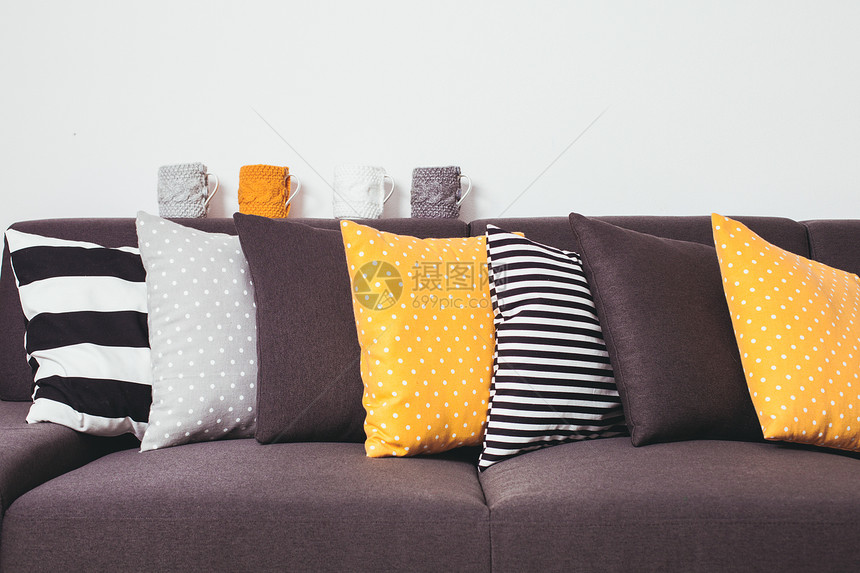 灰色沙发上许多五颜六色的枕头带枕头的沙发图片