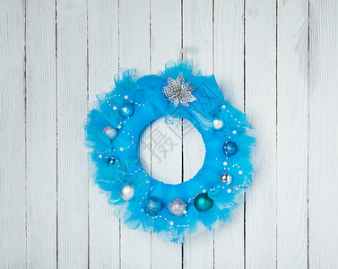 花边花环白色墙壁上蓝色装饰的诞花环诞装饰花环背景
