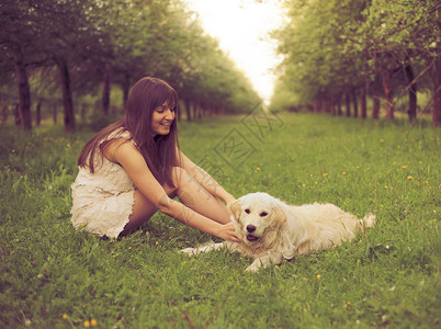 女孩公园里玩金色猎犬女孩狗玩图片