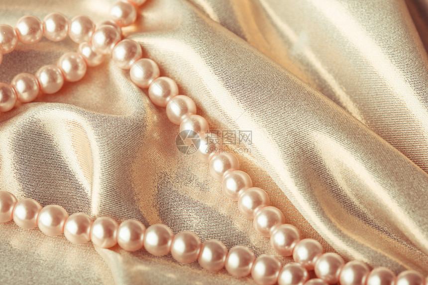 丝绸纺品上珠子的背景丝绸上的珠子图片