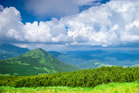美丽的蓝天,喀尔巴阡山上闪闪发光美丽的山景图片
