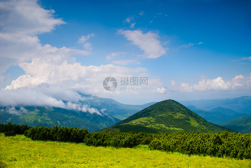 美丽的山景美丽的蓝天,喀尔巴阡山上闪闪发光图片