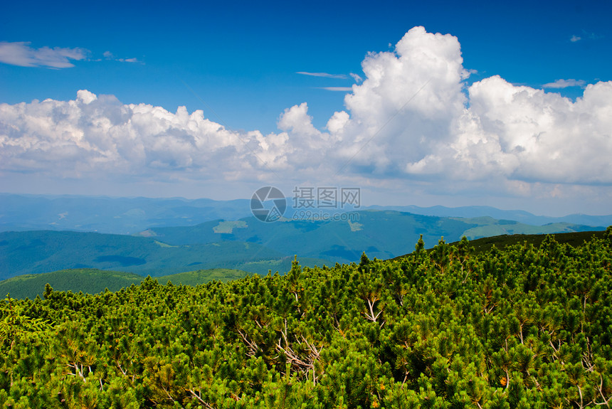 美丽的蓝天,喀尔巴阡山上闪闪发光美丽的山景图片