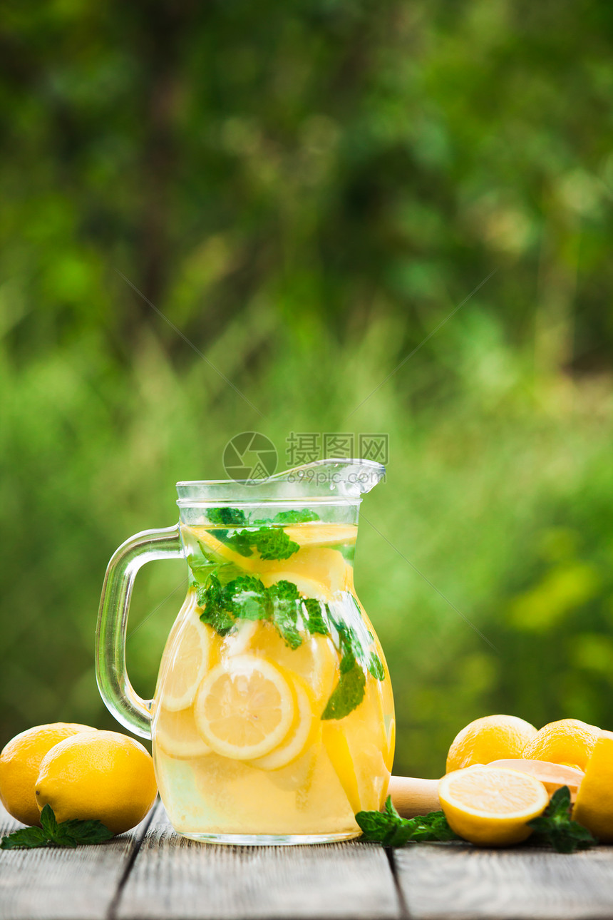 柠檬水饮料的准备水壶里的柠檬水户外桌子上的薄荷柠檬水壶里柠檬水图片