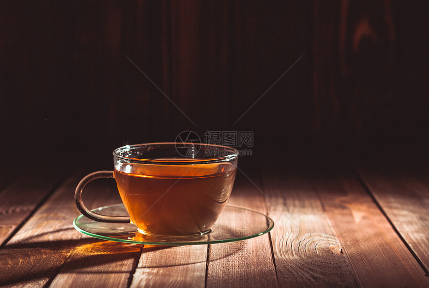 木制桌子上的杯茶杯茶图片