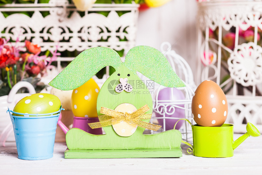 木制兔子桌子上的复活节装饰复活节兔子装饰图片