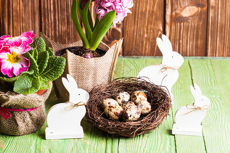 复活节装饰白色破旧别致的兔子春天的花复活节兔子背景图片