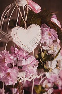 鸟笼,木心,樱花苹果花婚礼装饰与粉红色丝带与木心的鸟笼图片