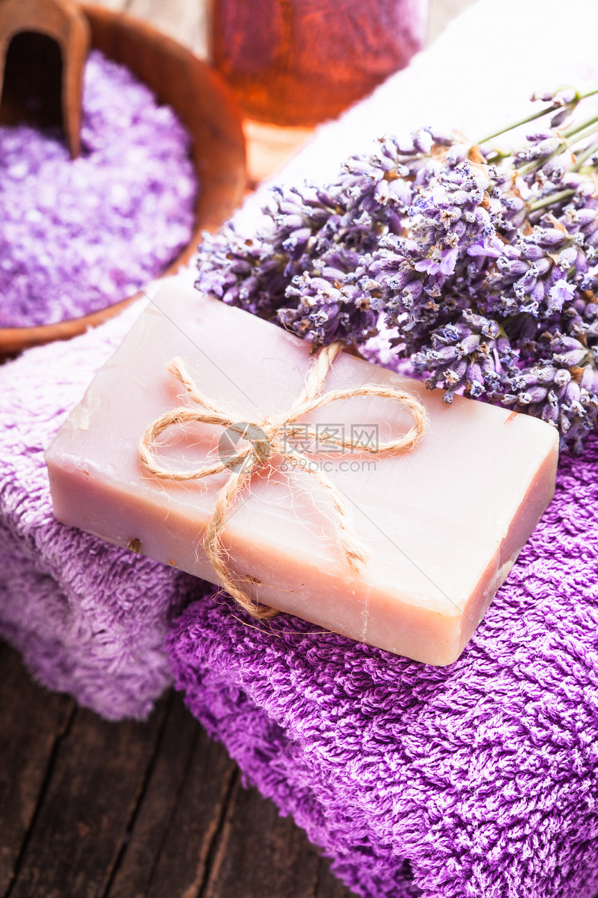 薰衣草水疗精油,海盐,紫罗兰毛巾手工肥皂图片