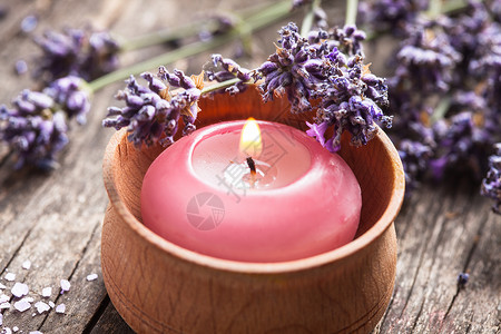 芳香的薰衣草与燃烧的芳香蜡烛薰衣草温泉蜡烛图片