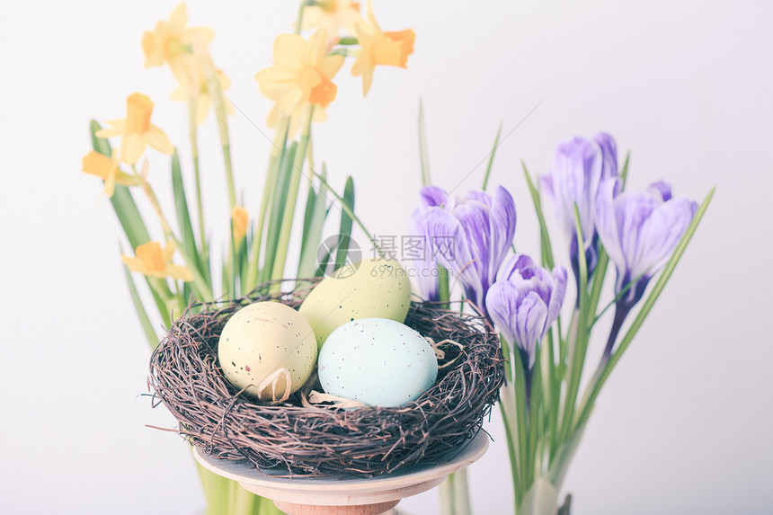 复活节装饰品鸟巢里的鸡蛋桌子上的花复活节装饰品图片