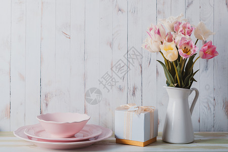 白色花瓶,木制背景上精致的色调,满郁金香花白色粉红色郁金香图片