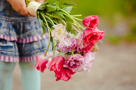 女孩带着粉红色的花给妈妈,母亲的日子里高清图片