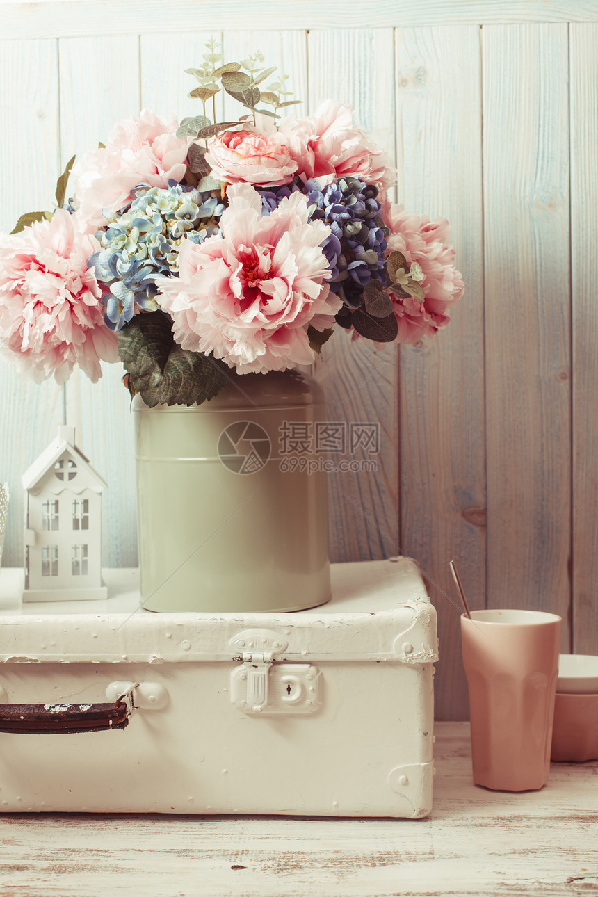 蓝色复古罐上的花白色复古袋厨房陶器上复古的静物图片