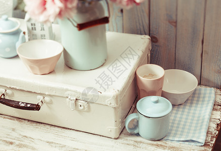 蓝色复古罐上的花白色复古袋厨房陶器上复古的静物图片