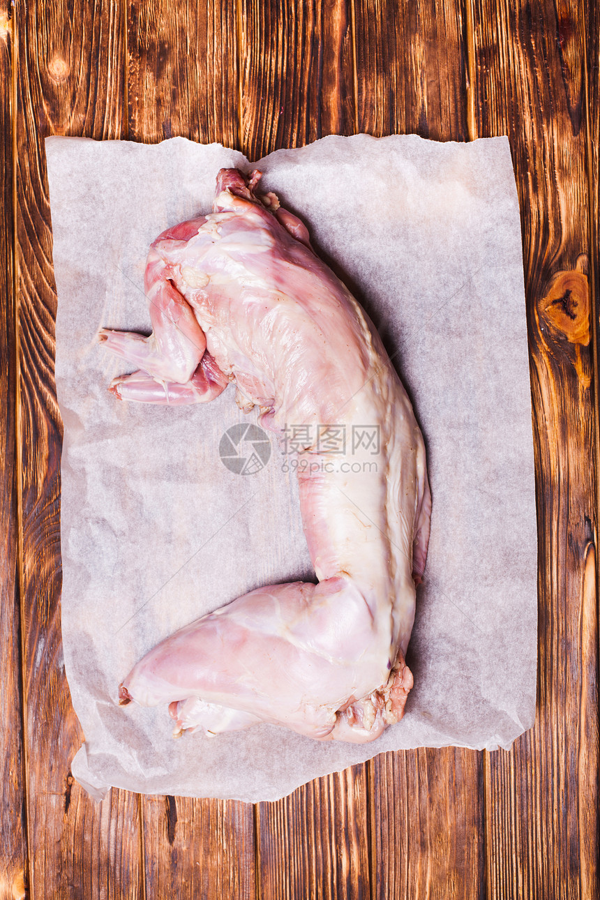 木制桌子上的生兔肉图片