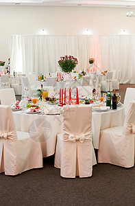 张桌子,用于白色红色的婚宴,盘子上礼物婚礼桌装饰图片