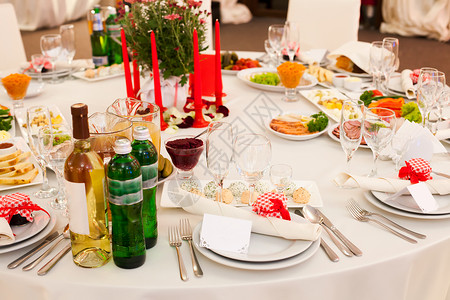 张桌子,用于白色红色的婚宴,盘子上礼物婚礼桌装饰高清图片