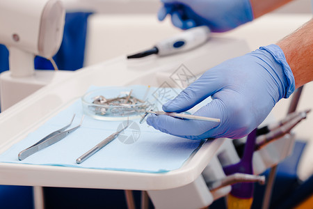 牙科器械用于测试口腔医生的手图片