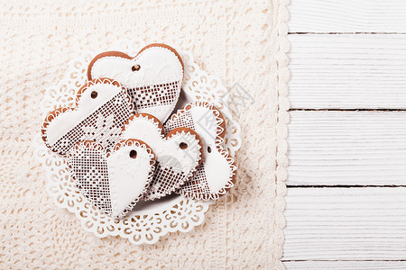 花边形状姜饼饼干形状的心与糖霜钩针套自制饼干背景