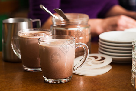 咖啡屋桌子上牛奶的可可璃可可饮料烹饪图片