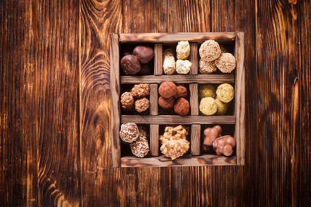 木箱里的什锦巧克力糖果卖豪华手工糖果巧克力糖果盒背景图片