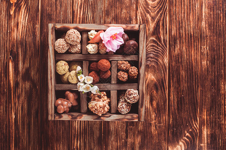 木箱里的什锦巧克力糖果卖豪华手工糖果巧克力糖果盒图片