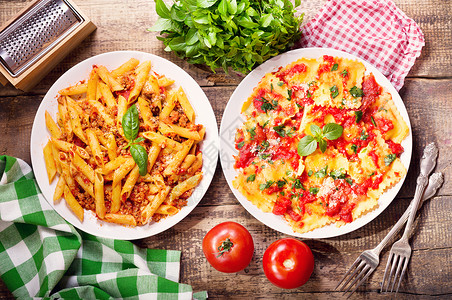 意大利传统食品的盘子意大利食,腊肠,馄饨,番茄酱图片