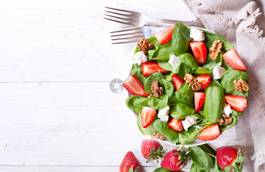碗带草莓菠菜叶费塔奶酪的沙拉,顶部景色图片