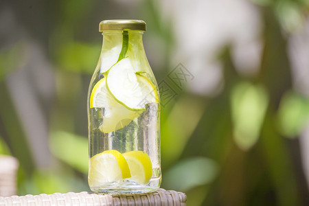 瓶新鲜水加黄瓜柠檬图片