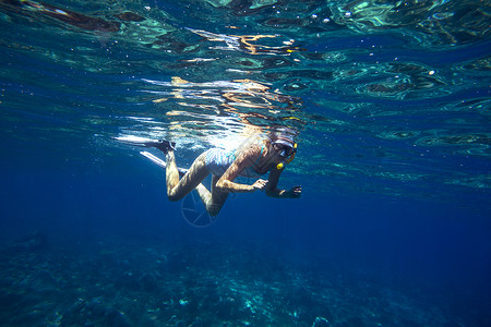 美丽的女人热带海洋浮潜图片