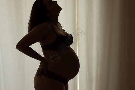 孕妇家的剪影自然光图片