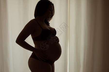 孕妇家的剪影自然光图片