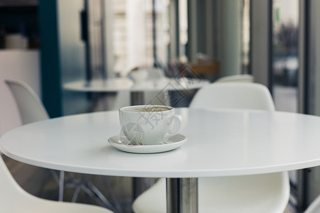 咖啡馆里白色桌子上的个茶杯背景图片