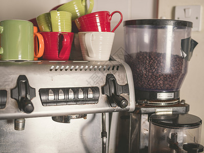 台专业的咖啡机,磨床上豆子,五颜六色的杯子图片