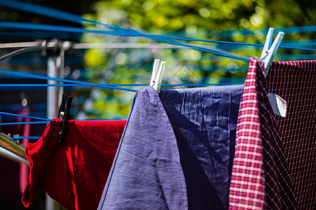 速干衣服花园里的洗衣房洗衣线上晾晒背景