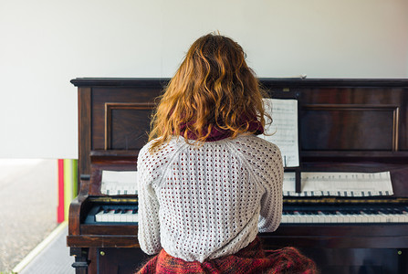 个轻的女人弹钢琴图片