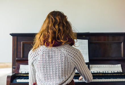 个轻的女人弹钢琴图片