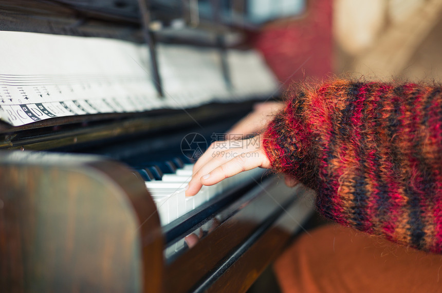 个轻女人弹钢琴时的手图片