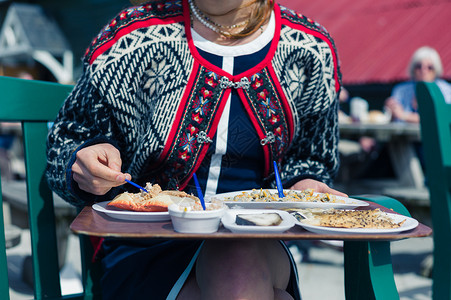 个轻的女人阳光明媚的日子里外吃可乐熏鱼背景图片
