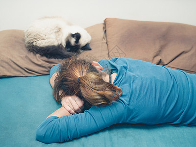 个轻的女人睡张床上,旁边只猫高清图片