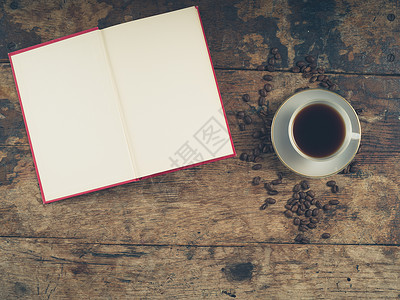 头顶拍摄的咖啡与空杯,茶巾本打开的书与空白页背景图片