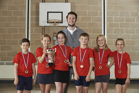 获胜的学校体育队,健身房获得奖牌奖杯图片
