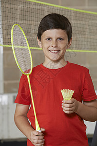 学校健身房打羽毛球男孩的肖像图片