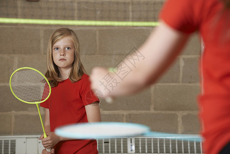 两个女孩学校体育馆打羽毛球图片