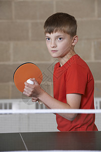 男孩学校体育馆打乒乓球图片