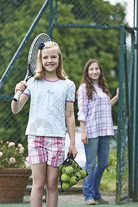 妈妈送女儿上网球课高清图片