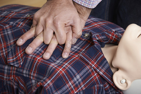 急救课上用CPR技术的人高清图片