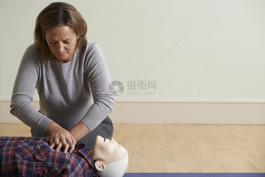 急救用CPR技术的妇女假人上图片