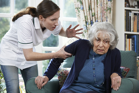 护理人员家里虐待老妇女背景图片